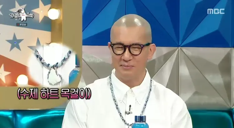 具俊曄戴著大S手作愛心項鍊上節目，不斷炫耀愛妻的手藝。翻攝MBC