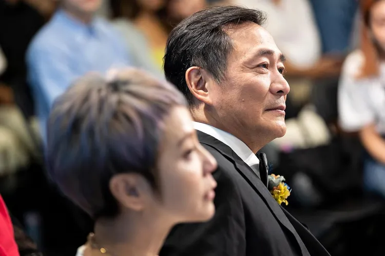 湯志偉（左）和老婆Juby在台下十分感動。