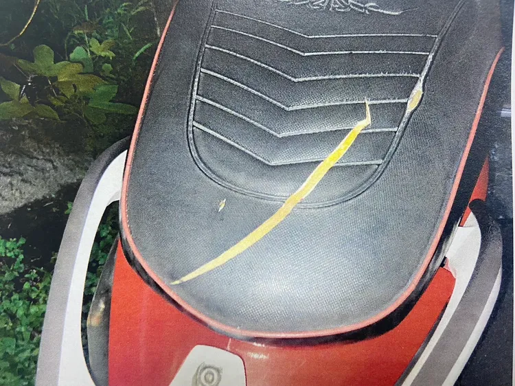 被害騎士機車椅墊遭割破。翻攝畫面