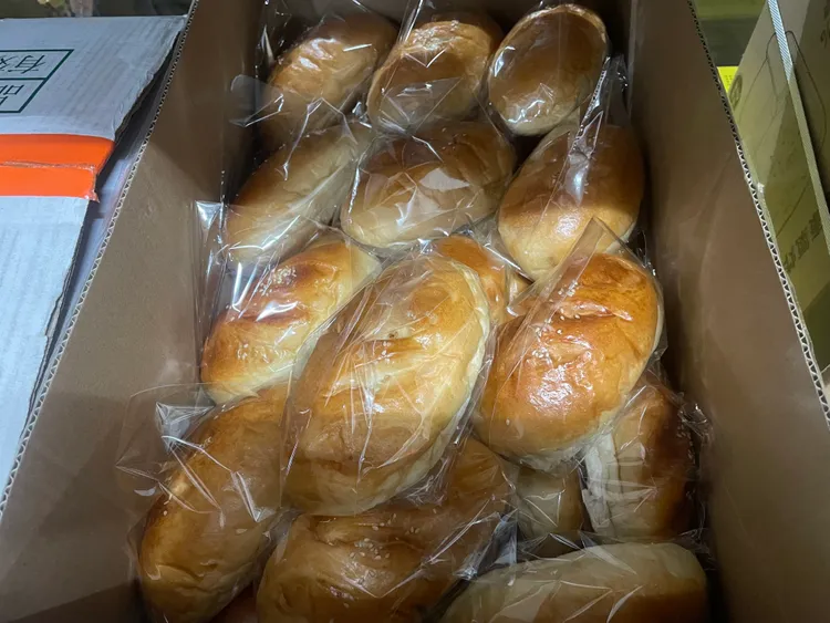 麵包店遭人惡意棄單，麵包全捐作愛心。取自臉書「咱是旗津人」