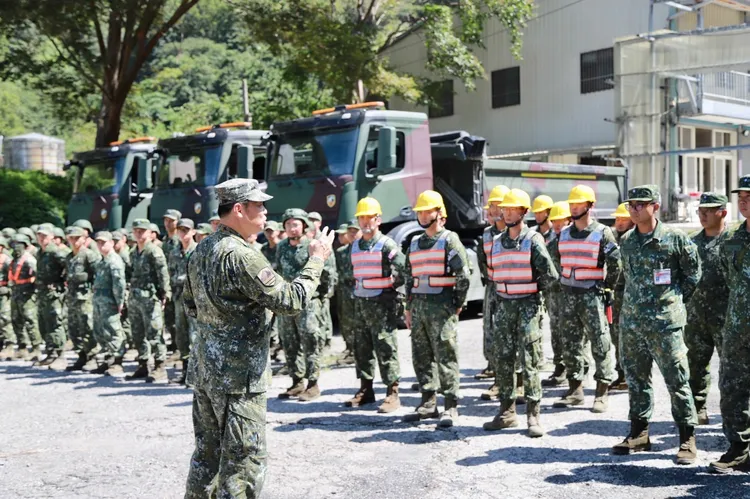第五作戰區副參謀長鐘政甫上校實施勤前教育。軍方提供