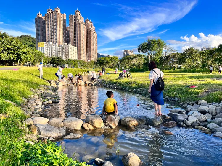 新店親情人工溪流免費開放，捷運出站步行就可抵達。水利局提供