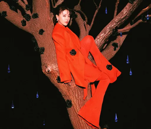 丁噹是孫悟空轉世？！　身手矯健腳踏10公分高跟鞋爬樹