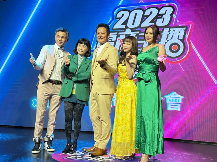 李妍瑾（右起）、斯亞、徐乃麟、馬妞、何冠穎今（21日）擔任「2023電商主播大賽」評審。黃盈容攝
