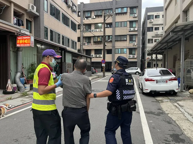 警消合力護送老翁返家。大園警分局提供