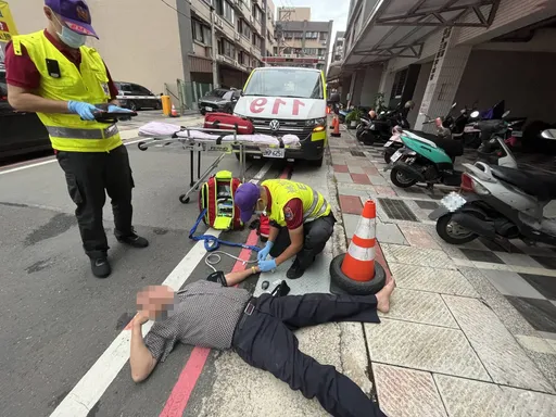 老翁「大字型」醉倒路邊!手、臉都是血 警、消合力護送返家