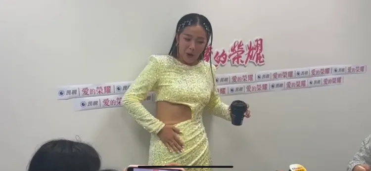 賴慧如捶肚證明未懷孕。民視提供