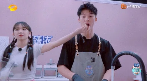 才與梁朝偉爆私生子緋聞 程瀟餵食許光漢這舉動被虧了!