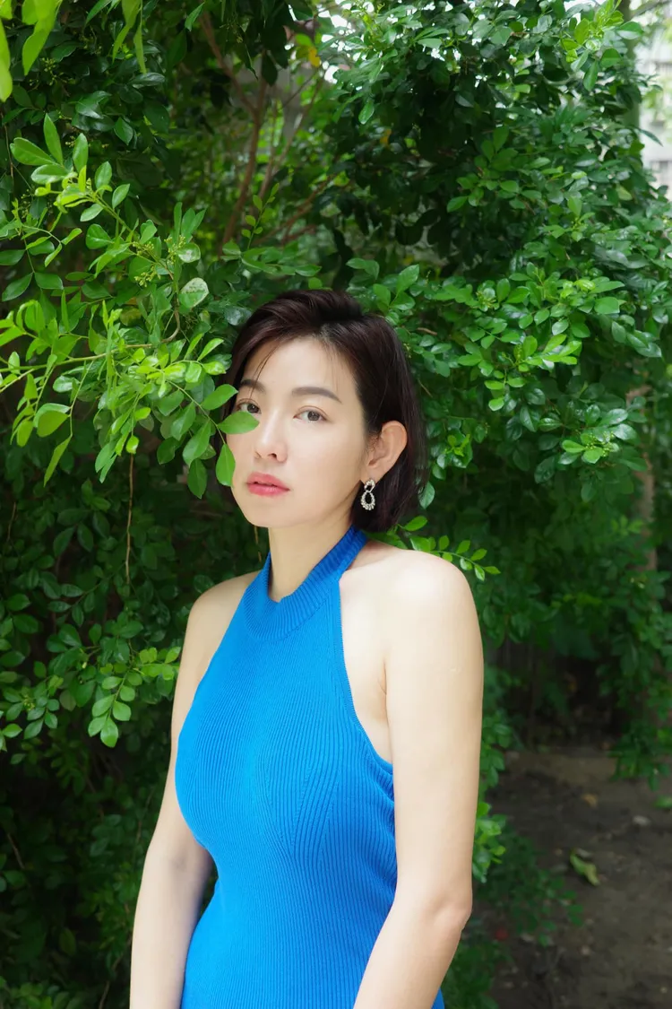 米可白貼削肩性感照！被酸臉垮了。翻攝米可白臉書