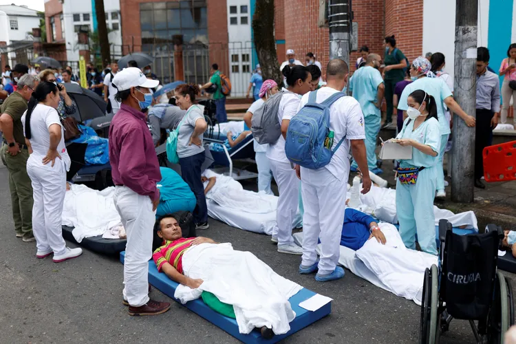 哥倫比亞中部比亞維森西奧一間醫院，在強震時把病患緊急抬到室外。路透社