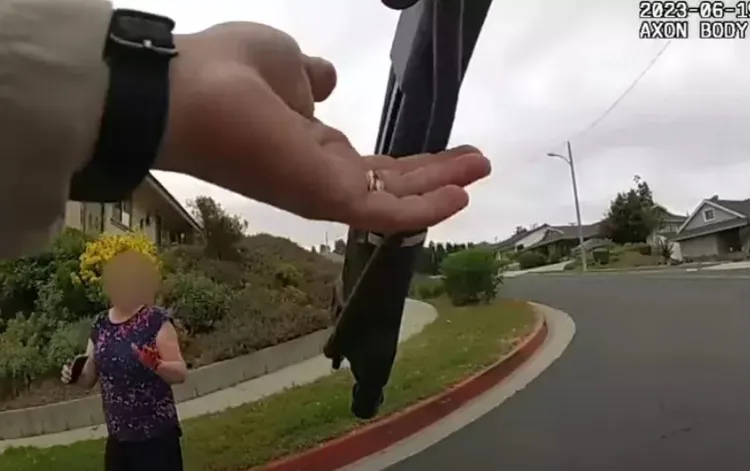 當美國警方趕到時，被兒子刺傷的秦男母親帶血哀求警方，別傷害她的兒子。翻攝LAPDBodycam