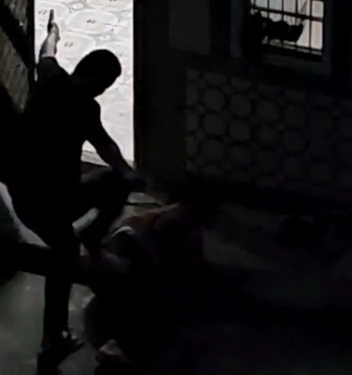 男子死命朝倒在地上的母親踢踹。翻攝臉書爆料公社