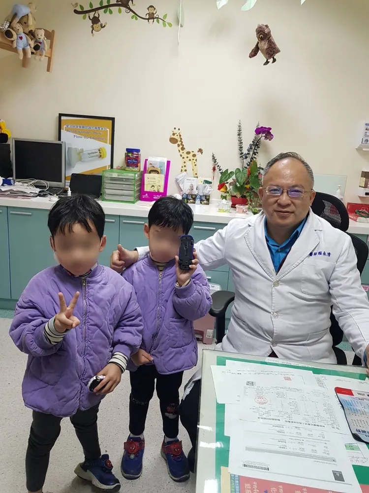 賴永清說，李小弟（中）與雙胞胎弟弟（左）及父母等人，都有反覆黴漿菌感染的情況。院方提供