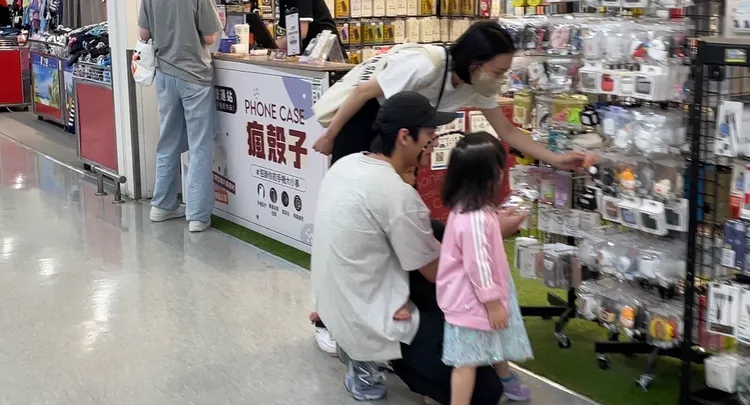 Lucy（左起）、范少勳父女和他的外甥女。讀者提供