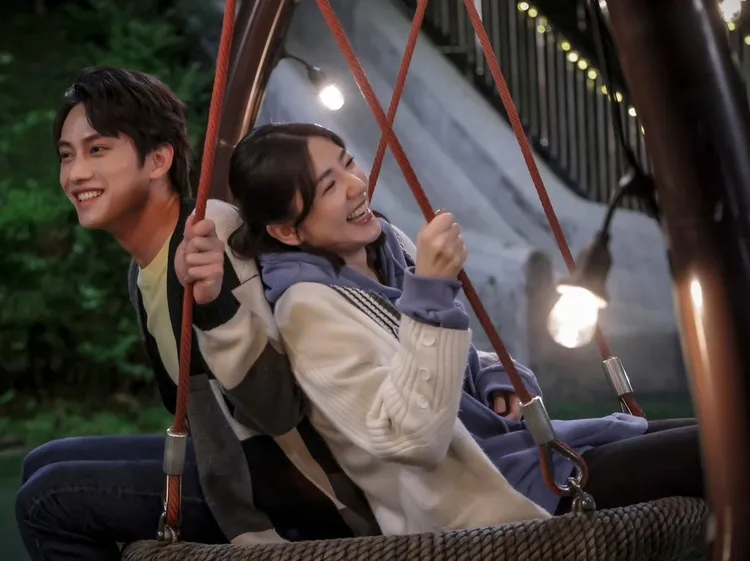 范少勳（左）跟郭雪芙在《因為你如此耀眼》愛得深刻。時創影業提供