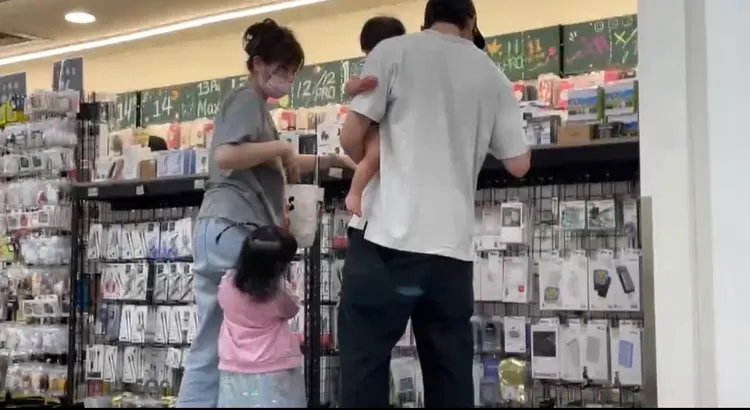 范少勳（右）抱著女兒跟一對母女（左）碰面。讀者提供