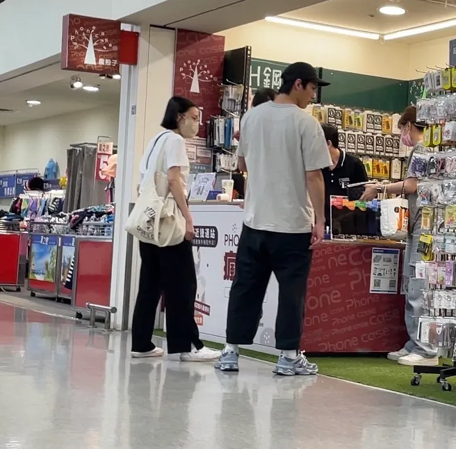 一家3口逛街。讀者提供