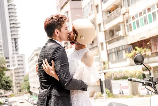 劉奕兒戴安全帽披婚紗熱吻張立昂 迷上穿男裝「不必搶排女廁」