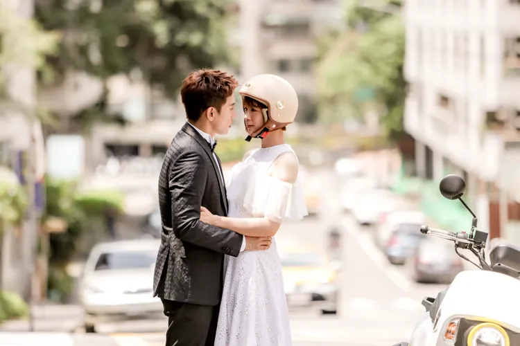 劉奕兒（右）和張立昂有情人成眷屬。三立提供