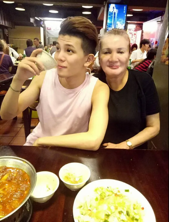 孫生與媽媽合照。翻攝《孫生- Soon》粉專