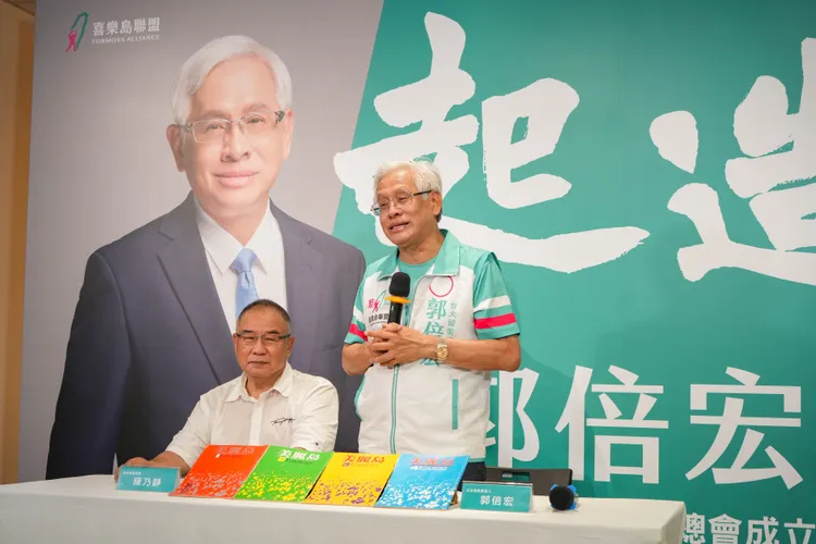 郭倍宏後援會總會長陳乃靜(左)。翻攝畫面