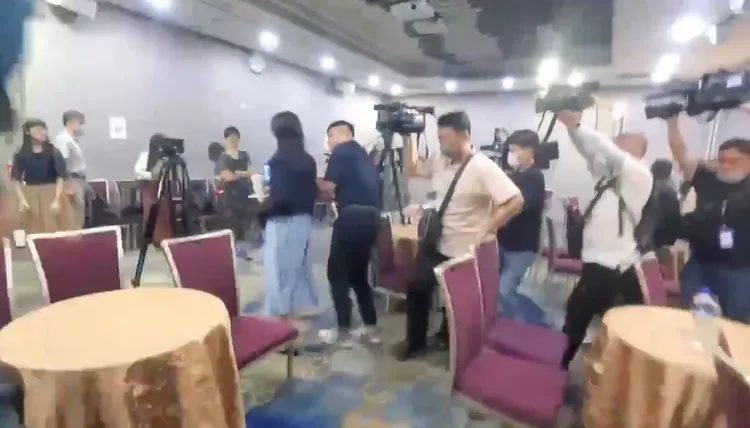 賴品妤打算離開，記者持續追問。翻攝自黃瓊慧臉書