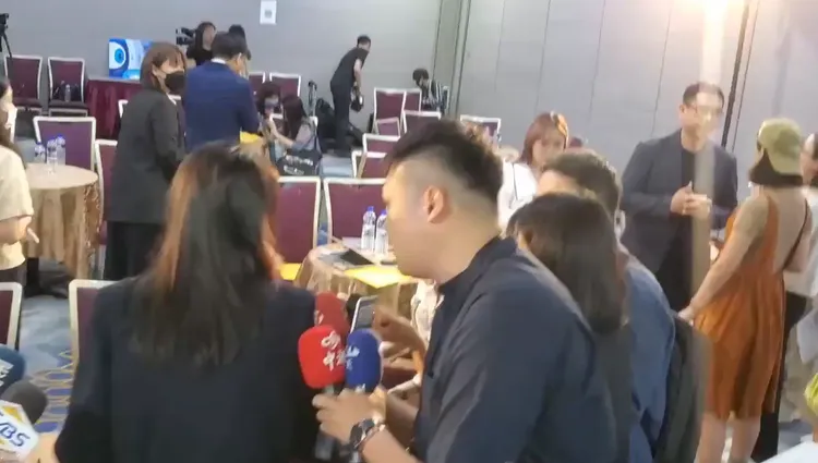 該名記者一路追問賴品妤。翻攝自黃瓊慧臉書