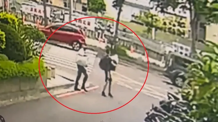 2名外籍塗鴉客犯案過程中6度變裝。民眾提供