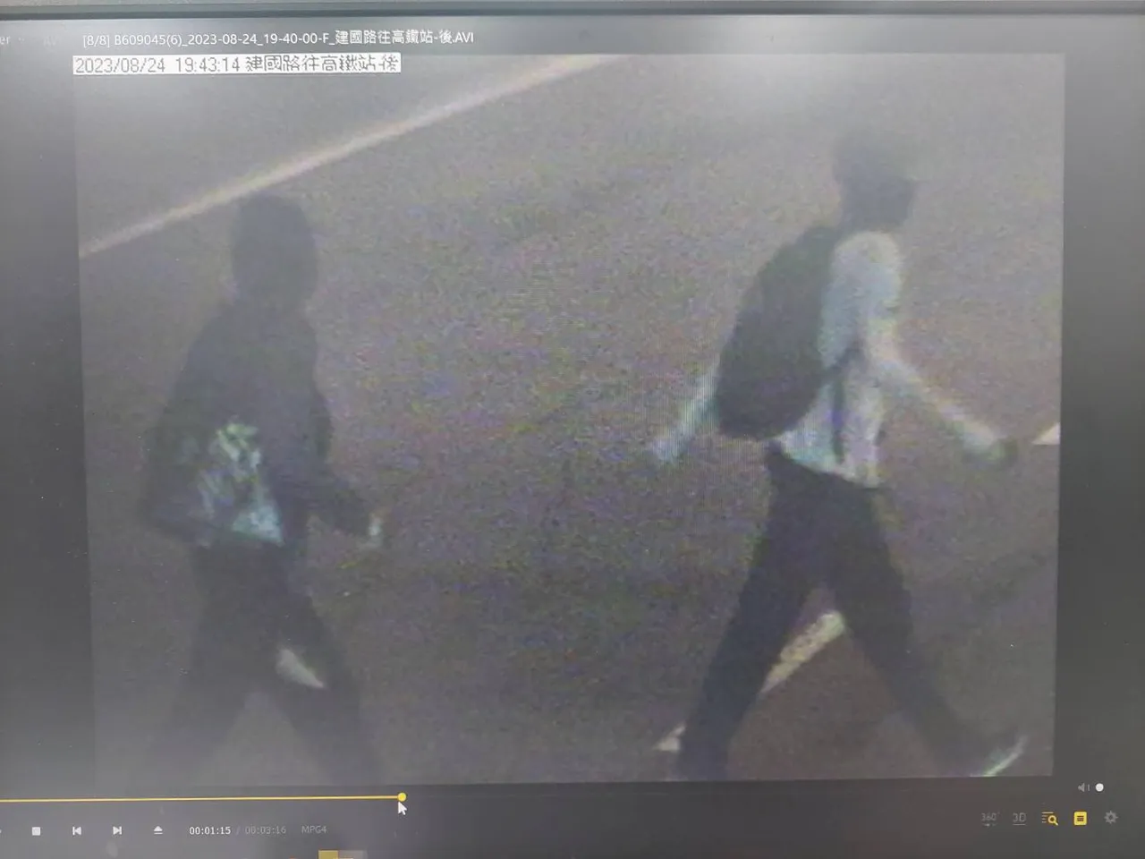 嫌犯背著大背包。民眾提供