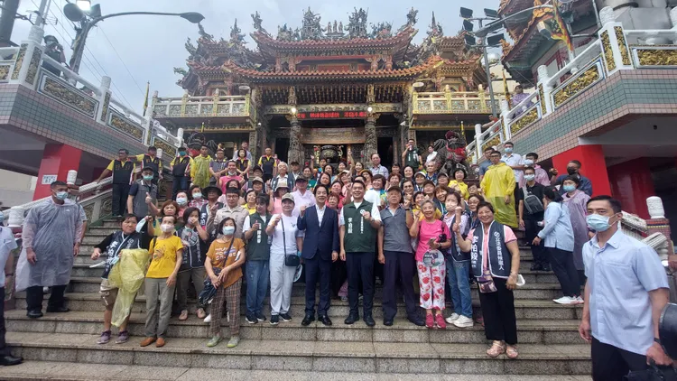 賴清德與地方鄉親合影。凃建豐攝