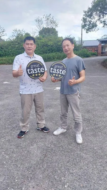 花蓮富里鄉農民林俊傑（左）在六十石山種茶、經營茶園，得獎無數，今年聯合玉里鎮赤科山製茶職人陳期泓（右）參賽英國星級美食大賞Great Taste Awards，2人以台灣蜜香紅茶贏得3星級最高榮譽。中央社（林俊傑提供）
