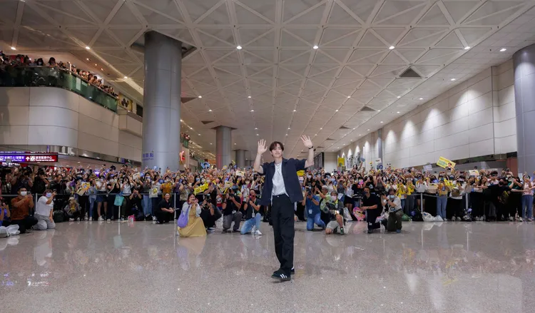 機場大廳2樓也擠滿了粉絲。品牌提供