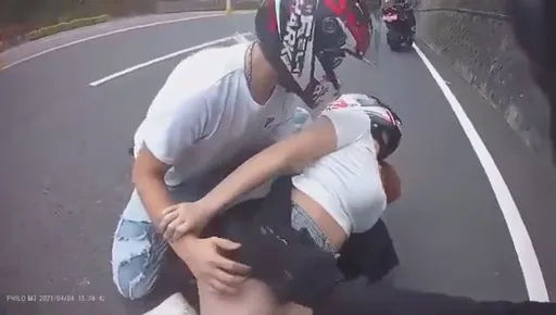 山道猴爆紅！重機短裙妹慘摔屁屁見紅　哀嚎遮掩「我的內褲」