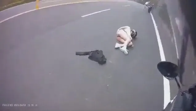 後方騎士目擊短裙妹摔落機車，倒地痛苦哀號。翻攝自YouTube