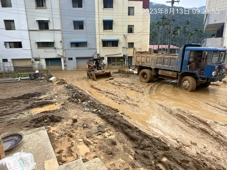 台14線九芎林路段清土泥。縣府提供