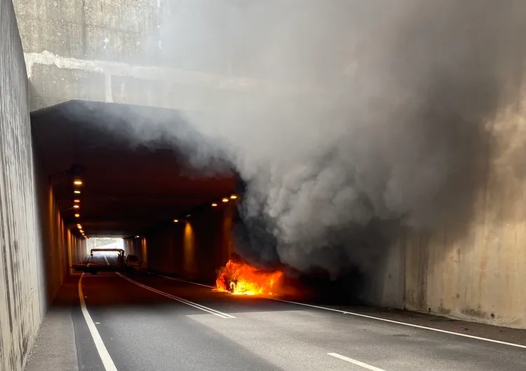 火燒車現場。新竹市消防局提供