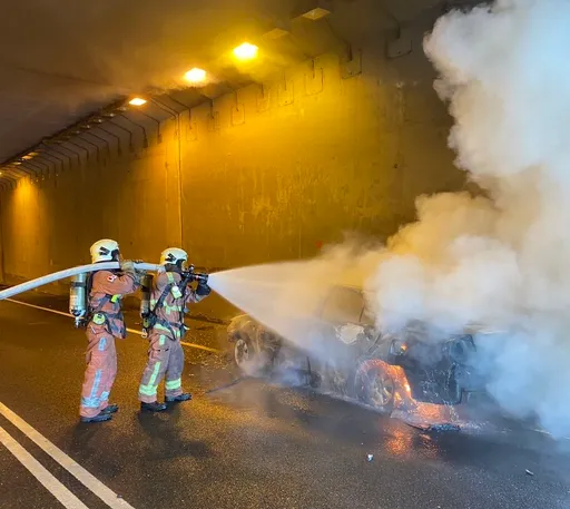 國1北上新竹光復路涵洞驚傳火燒車 計程車運將急跳車避險