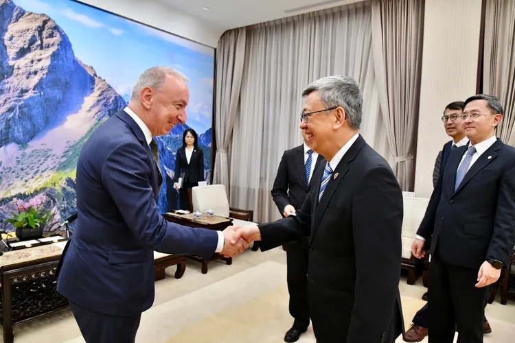 陳建仁肯定公孫孟近年積極推動台法交流。行政院提供