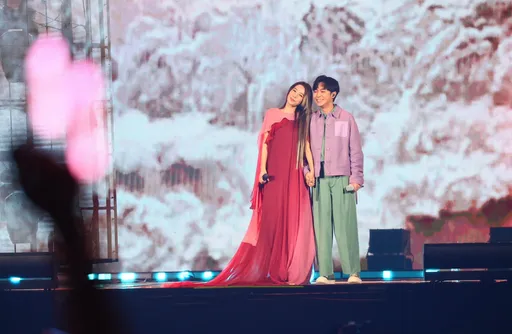 田馥甄演唱会最终场离情「一一」 　青峰助阵２人清唱《十七》惹哭粉