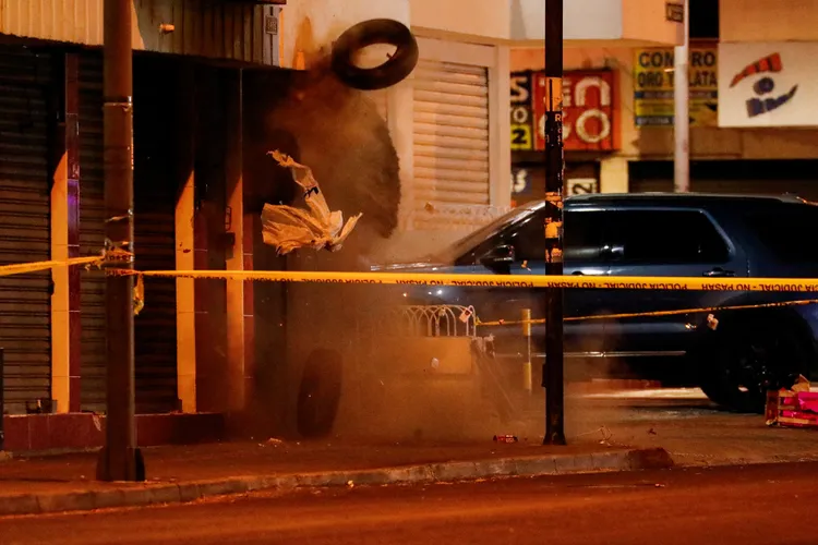 拆彈小組在案發現場附近引爆暴裂物。路透社