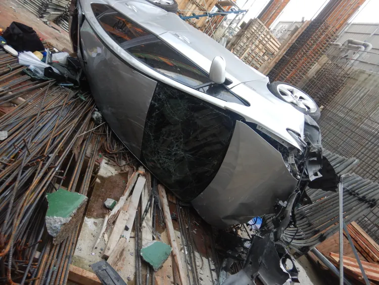 轎車側翻，車上2人受傷送醫。讀者提供