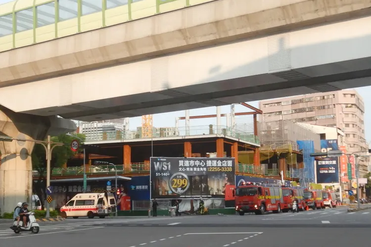 警消獲報出動人車前往搶救。讀者提供
