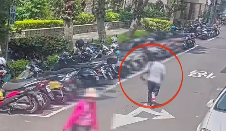 詐團黑吃黑搶奪得手後，拿著裝有百萬現金的袋子在街上狂奔。翻攝畫面