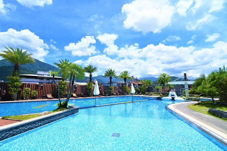 近期youtuber狂推的南投埔里「承萬尊爵渡假酒店」，旅展限定每晚2999元起。可樂旅遊提供