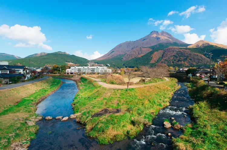 欣賞湯布院美景，「九州熊FUN星5日」搭乘星宇航空探索熊本，旅展只要2萬5300元起。可樂旅遊提供
