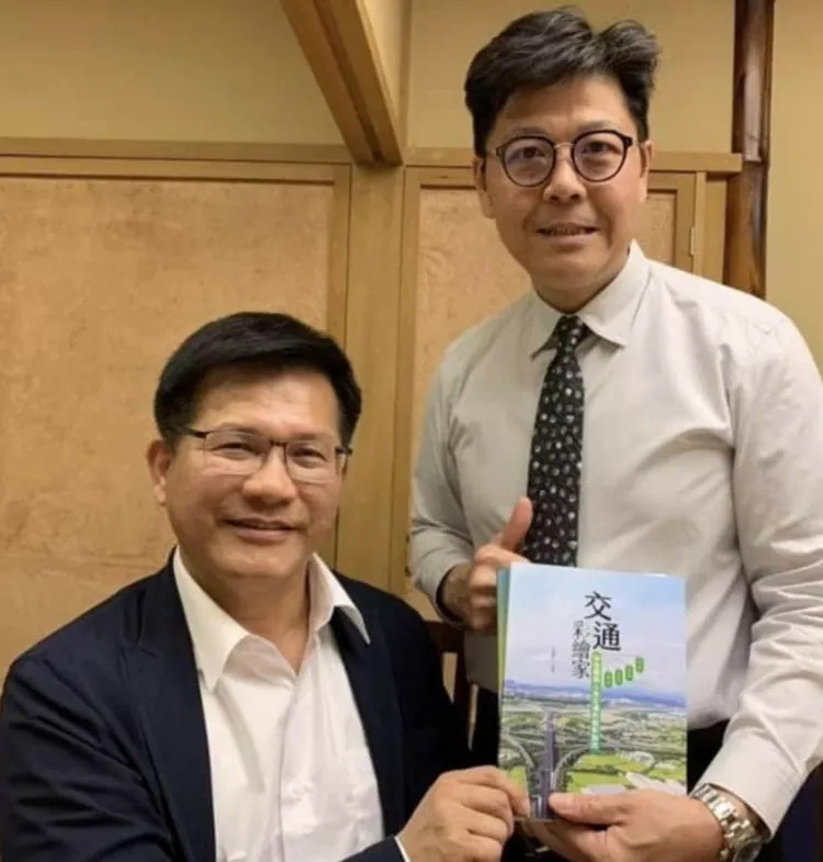 林佳龍和曾耀鋒合照。翻攝立委陳琬惠臉書