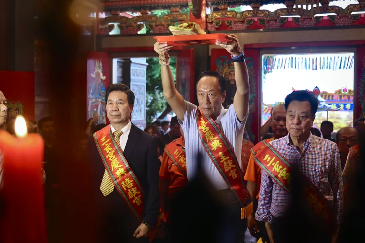 郭台銘期望兩岸和平不要戰爭，也盼神明保佑這一方水土、兩岸文化的根源永久綿長。林林攝