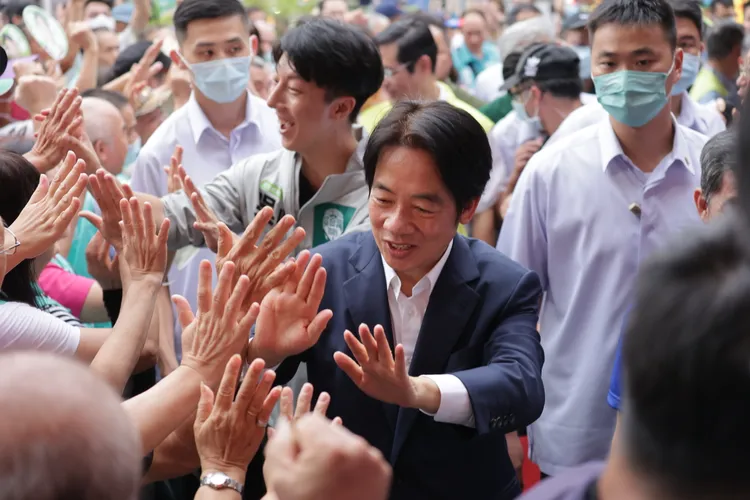 賴清德與民眾擊掌。吳崢辦公室提供