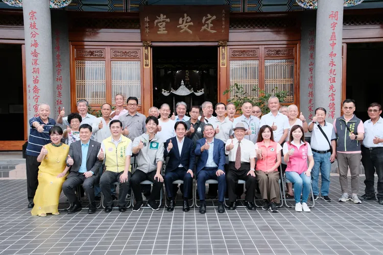 賴清德、吳崢拜訪中和當地望族游氏宗祠。吳崢辦公室提供