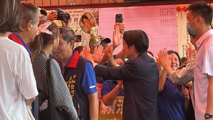 賴清德到場先與鄉親熱情擊掌。潘袁詩羽攝